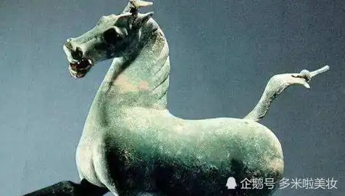 有名的马踏飞燕,为何很少人拍正面照正面照实在太搞笑
