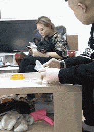 搞笑gif妹子,你们这是看到了什么,表情如此不同
