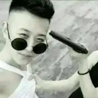 拿枪指着自己霸气图片拿枪指着自己带字头像
