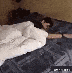 搞笑gif段子妹子为了挣钱真是太拼了
