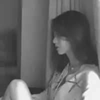 qq头像女生伤感黑白背影女生简单气质背影黑白qq头像
