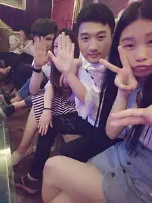 求ps大神帮我把这三张图片的左边男的和两个女的脸部ps成金馆长熊猫表情,只留下中间穿白衣服的不要p
