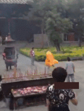 爆笑gif兄弟,你好孬也得有个表情啊,这样死板会很尴尬的
