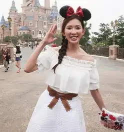 林志玲现身上海迪士尼一身米妮装扮少女心十足
