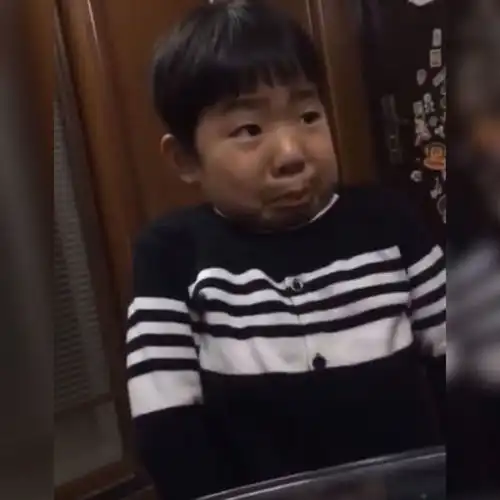 小男孩挑食被妈妈训斥,结果被吓成表情包逗乐网友小戏精附身
