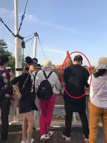 组图佟丽娅陈思诚同游迪士尼丫丫戴米奇帽被晒到愁眉苦脸
