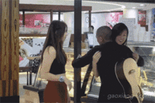 gif搞笑趣图你不是应该再抱我吗你怎么走了呢
