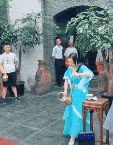 学姐摆地摊被我看到了,都是些用过的东西,在纠结到底买哪个
