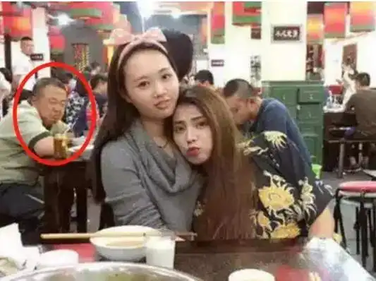 爆笑gif有这样的老板娘,生意好是一定的
