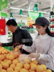 搞笑gif趣图大哥,看到你们两个那么相爱,我居然被感动的再次相信了爱情
