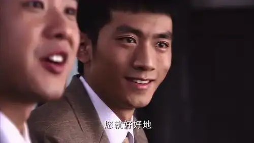 父亲当着大儿子的面夸赞小儿子,并未注意到大儿子的表情,惆怅啊
