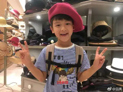 田亮和孩子们嫌弃叶一茜做的馒头不好吃,一人只吃了一口就不要了
