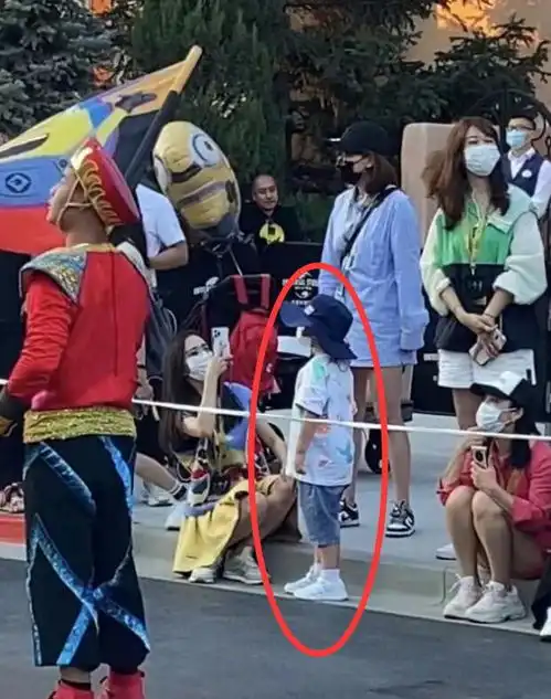 星二代去环球影城戚薇女儿爱米老鼠,佟丽娅儿子装扮潮,吴京儿子扮大黄蜂
