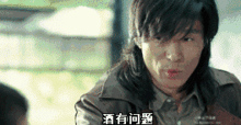 搞笑gif趣图妹子,心情似乎不错哦
